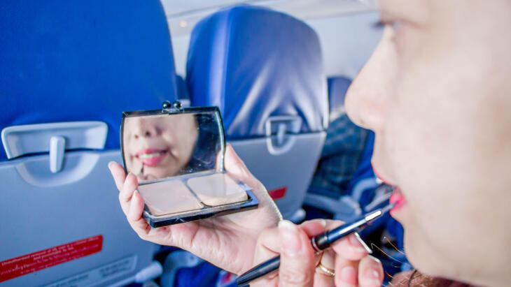 Trucos para usar maquillaje durante el vuelo